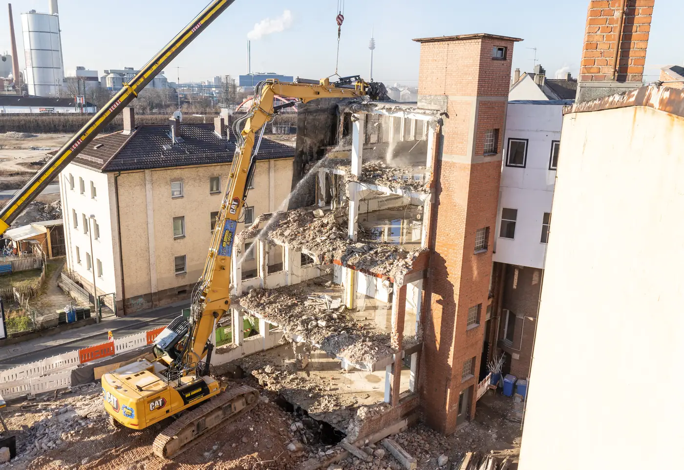 Longfrontbagger von Bub beim Abbruch eines Industriegebäudes in Nürnberg, von oben fotografiert