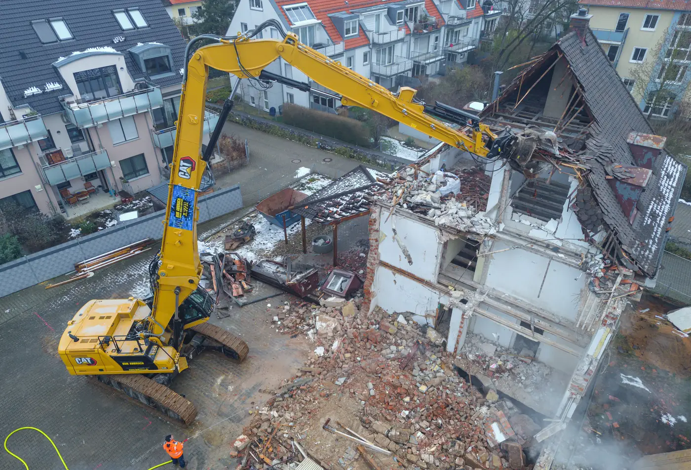 Luftbild: Longfrontbagger von Bub beim Rückbau eines Mehrfamilienhauses in Erlangen